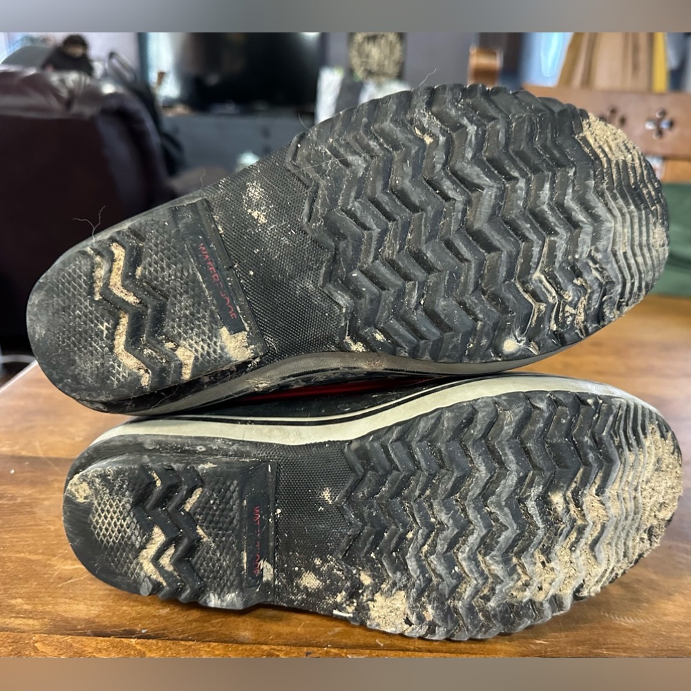 Sorrel snow boots. Size 6. Good condition.